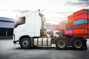 Las empresas continúan enfrentando un contexto de costos elevados, al que se suman las dificultades derivadas del mantenimiento de la infraestructura y las diferencias en el nivel de actividad entre los distintos sectores de la economía (Imagen: Shutterstock)