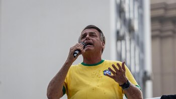El expresidente Bolsonaro recibe el alta y llega a su casa de Brasilia para el arresto domiciliario