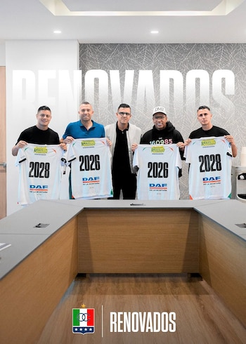 El delantero tolimense, junto a