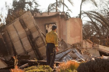 Una persona observa una casa dañada por el incendio Mountain en Camarillo, EE. UU., el 7 de noviembre de 2024. REUTERS/David Swanson