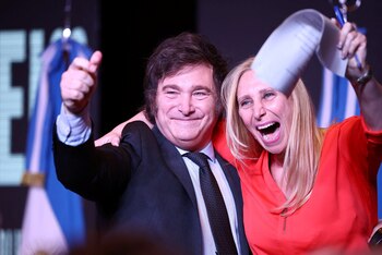 Javier Milei junto a su