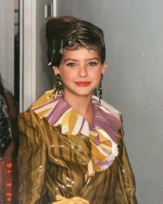 Eugenia Suárez posa con peinado y vestuario para un desfile durante la primera edición de BAFWeek celebrada en 2001.