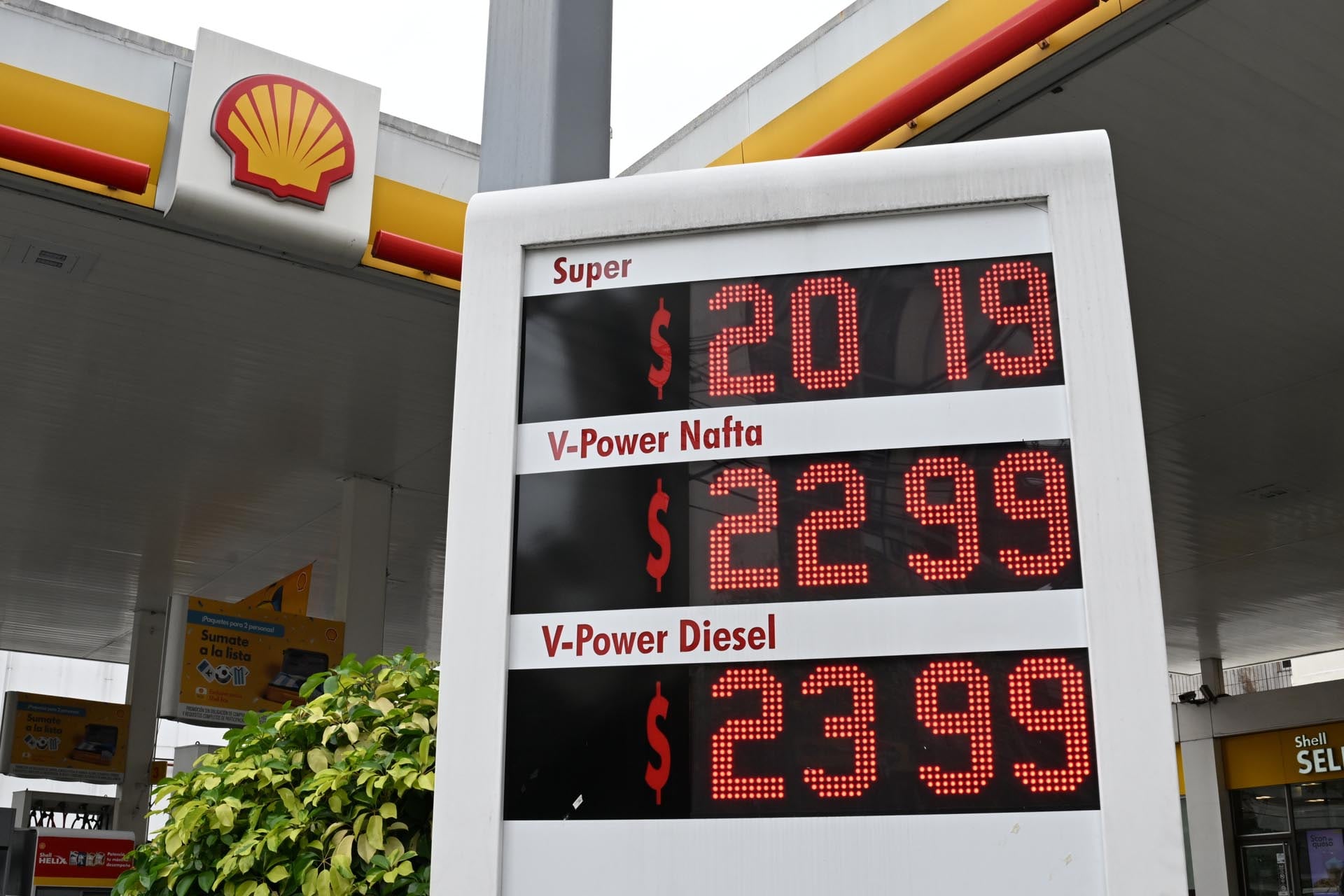 Un cartel digital muestra los precios actualizados de la gasolina y el diésel en una estación de servicio Shell, con una baja de $80 en el precio de la super en comparación con la semana pasada (Maximiliano Luna)