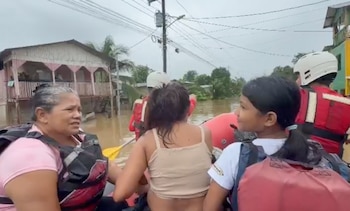 Equipos de la Cruz Roja evacuaron a más de 300 personas de sus hogares. Crédito: Cruz Roja
