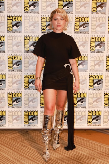 En alfombras rojas, Florence Pugh apuesta por volúmenes teatrales y acabados irregulares (REUTERS/David Swanson)