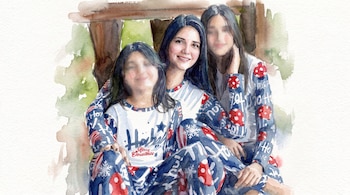 Una ilustración en acuarela muestra a tres mujeres, una adulta y dos jóvenes, sentadas con pijamas azules y blancas de diseño navideño.