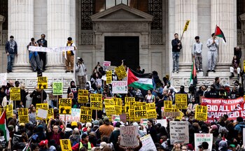 Personas se reúnen para una