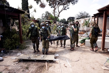 Soldados israelíes llevan el cuerpo