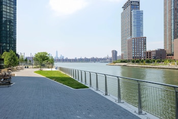 Las mejoras previstas en Commercial Street incorporarán infraestructura peatonal y ciclista para conectar el parque con otros sectores de la costa de Brooklyn.