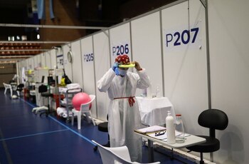 Una fisioterapeuta se ajusta su