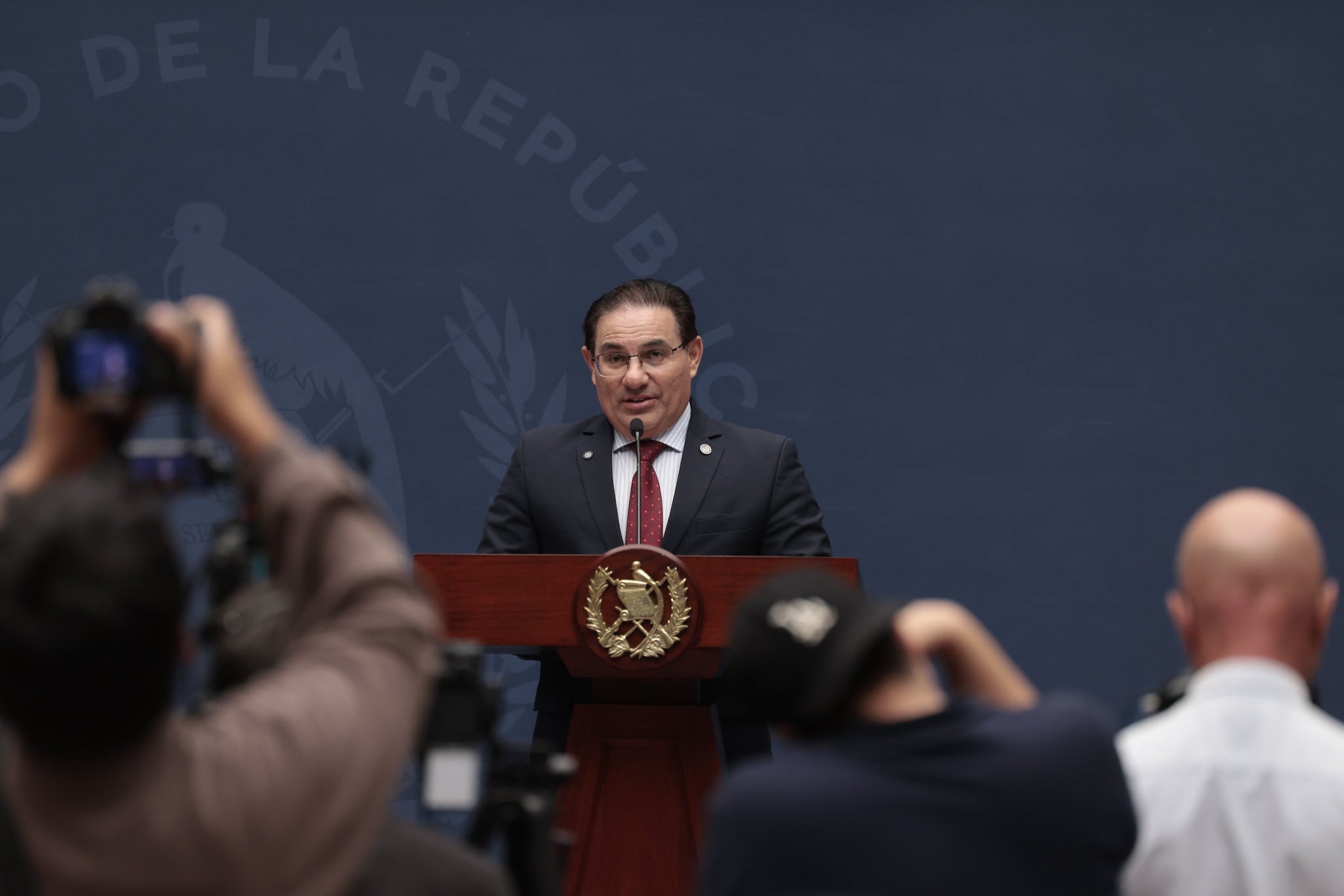 El ministro de Gobernación, Marco Antonio Villeda, informó sobre el avance de las conversaciones con el FBI para el regreso del Grupo Vulcano, durante la conferencia de prensa La Ronda. (Gobierno de Guatemala) (Ministerio de Gobernación Guatemala)