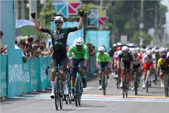 Kevin Castillo, del equipo Orgullo Paisa de Colombia, se adjudica la victoria en una jornada marcada por la adversidad. (Foto de cortesía)