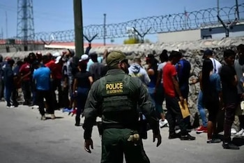 La política de tolerancia cero del gobierno de Donald Trump respalda la desnaturalización de quienes ocultaron delitos o cometieron fraude en sus trámites migratorios - crédito AFP