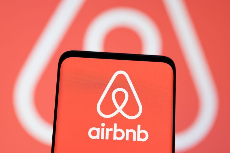 FOTO DE ARCHIVO: El logo de Airbnb se ve mostrado en esta ilustración tomada. 3 de mayo de 2022. REUTERS/Dado Ruvic/Ilustración