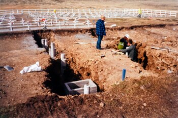 Detalle de la construcción del cementerio en Darwin, oficialmente inaugurado en 2009