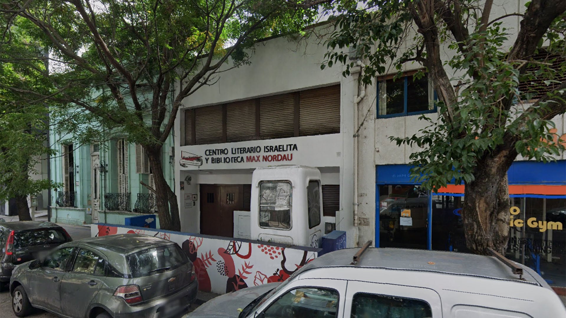 Fachada del Centro Literario Israelita y Biblioteca Max Nordau en La Plata, atacada con una molotov