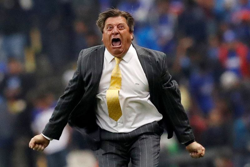 FOTO DE ARCHIVO. El entrenador del América, Miguel Herrera, celebra al ganar la final de la Liga MX frente al Cruz Azul, en el Estadio Azteca, en Ciudad de México. 16 de diciembre de 2018. REUTERS/Henry Romero