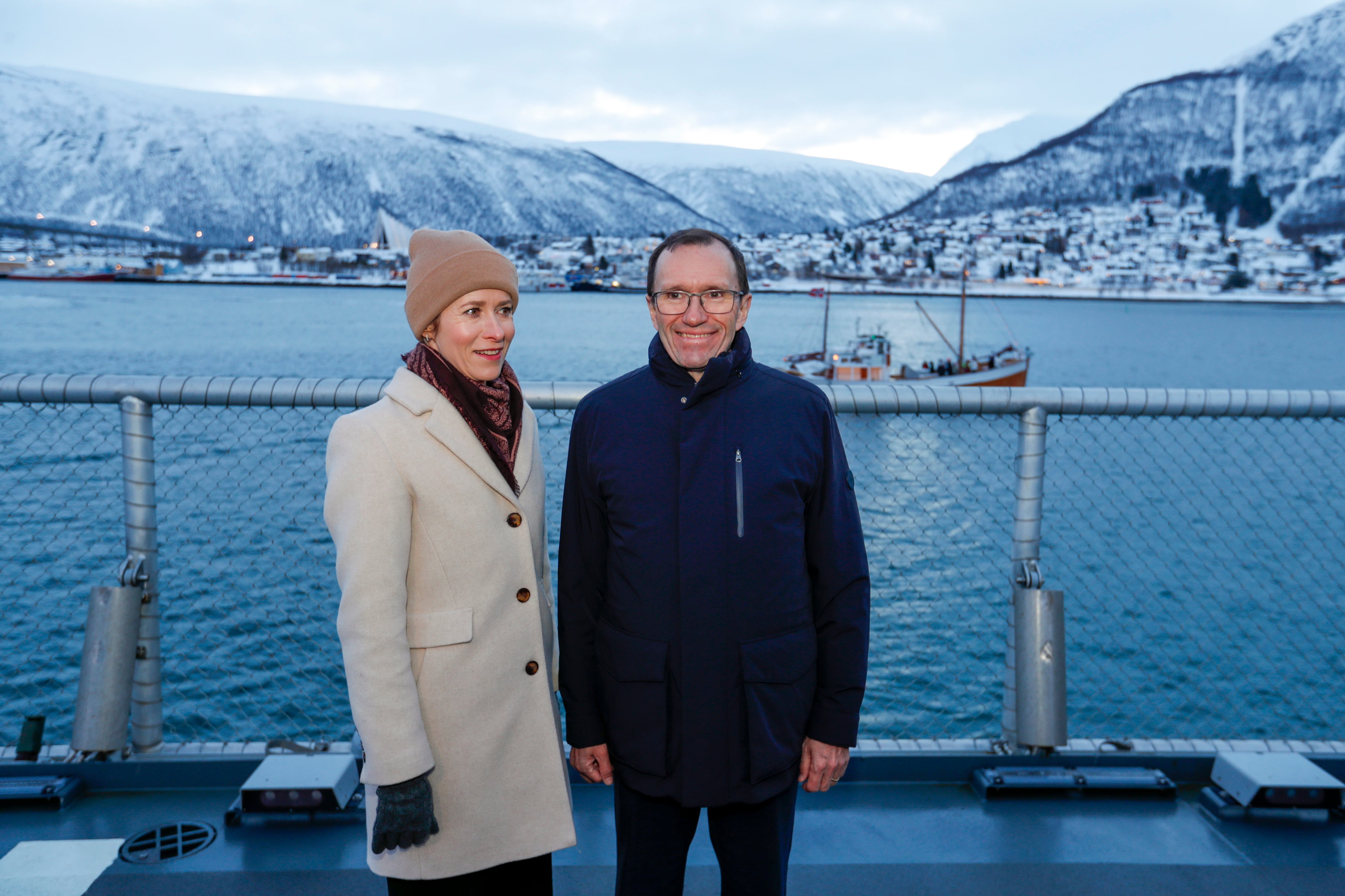 La alta representante europea de Política Exterior y de Seguridad, Kaja Kallas, y el ministro de Asuntos Exteriores noruego, Espen Barth Eide, posan para una fotografía durante su visita al barco guardacostas KV Bjornoeya en Tromso, Noruega, el 3 de febrero de 2026
EFE/EPA/Rune Stoltz Bertinussen NORWAY OUT