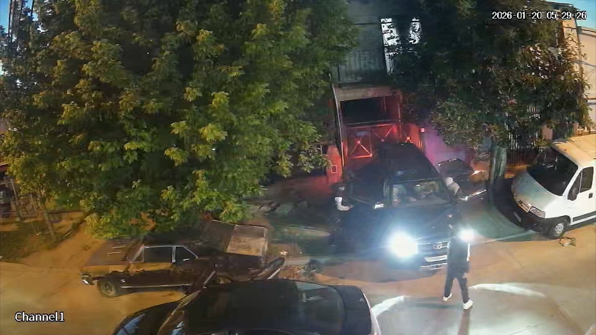 El momento en que los motochorros abordan a sus víctimas