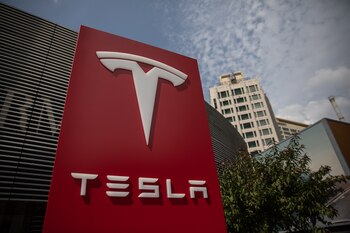 Vista del logotipo de la compañía estadounidense Tesla, en una fotografía de archivo. EFE/ Roman Pilipey