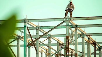 Un trabajador de la construcción de 40 años cayó desde un andamio y murió en Salta: la Justicia investiga el hecho