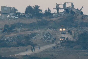 Soldados y vehículos israelíes se