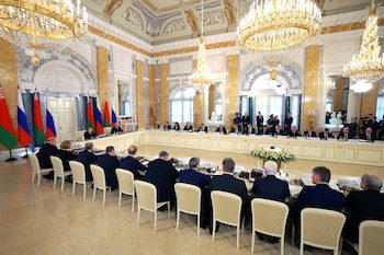 En la reunión que ambos mandatarios mantuvieron el domingo en el Palacio de Constantino, Putin informó sobre la marcha de la guerra en Ucrania a su colega bielorruso (Sputnik/Vyacheslav Prokofyev/Pool via REUTERS)