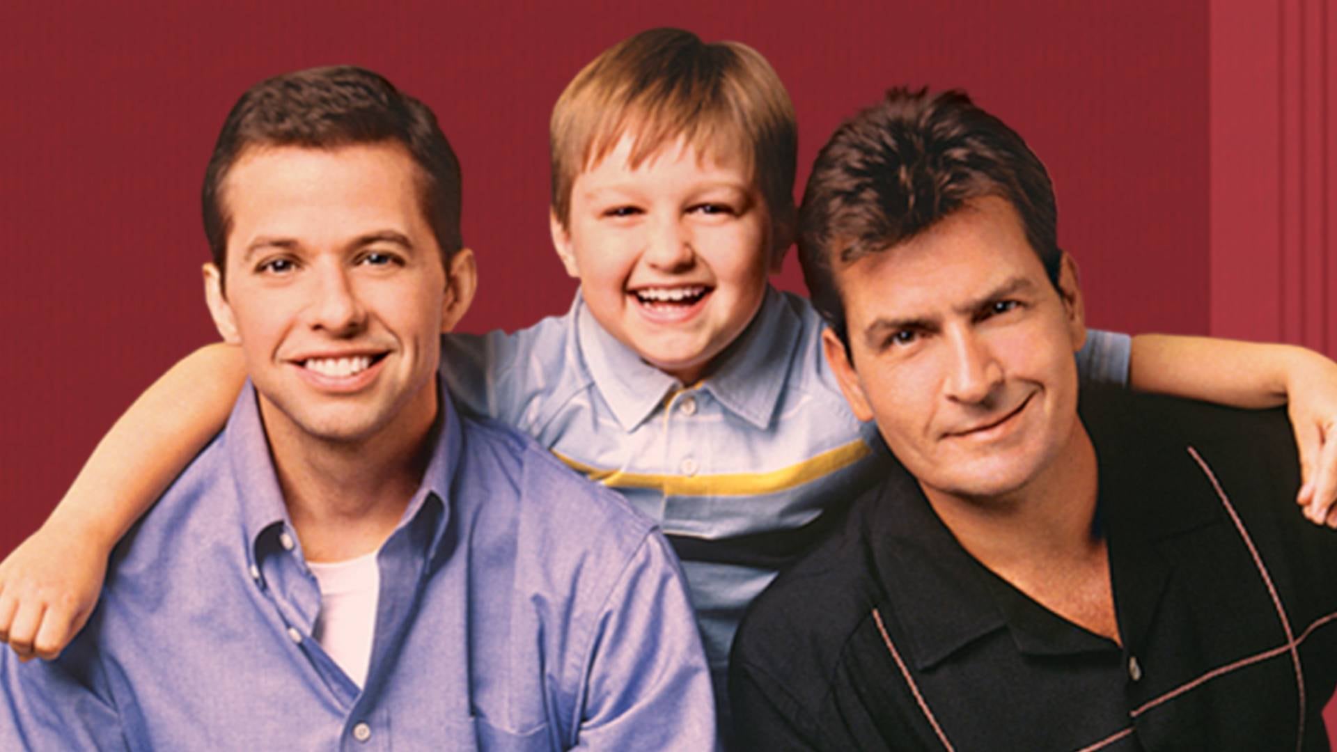 Charlie Sheen cobraba cerca de 1.25 millones de dólares por episodio en el punto más alto de Two and a Half Men, según Chuck Lorre. (Créditos: Prime Video)