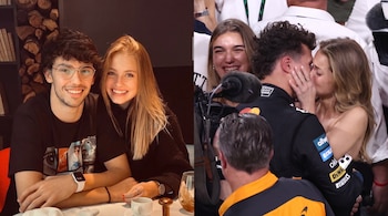 Dos imágenes de una pareja joven. En la primera, sonríen en una mesa; en la segunda, se besan en un evento con personas y un traje de carreras.