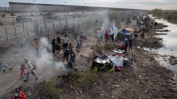 Durante la visita, que incluía paradas en Brownsville y McAllen, Texas, Adams planeaba reunirse con Sor Norma Pimentel, directora ejecutiva de Caridades Católicas del Río Grande, y otros líderes humanitarios y de fe. (REUTERS/Adrees Latif)