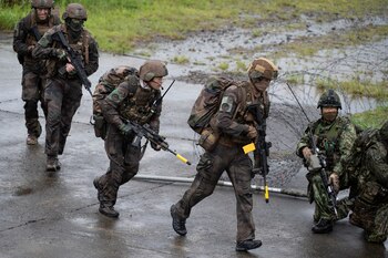 Soldados japoneses entrenan durante un simulacro militar entre las Fuerzas de Autodefensa de Japón. Charly Triballeau/Pool vía REUTERS