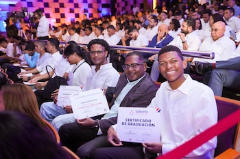 Jóvenes graduados muestran sus certificados