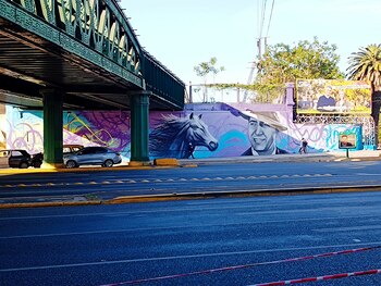 La escena transcurre bajo la