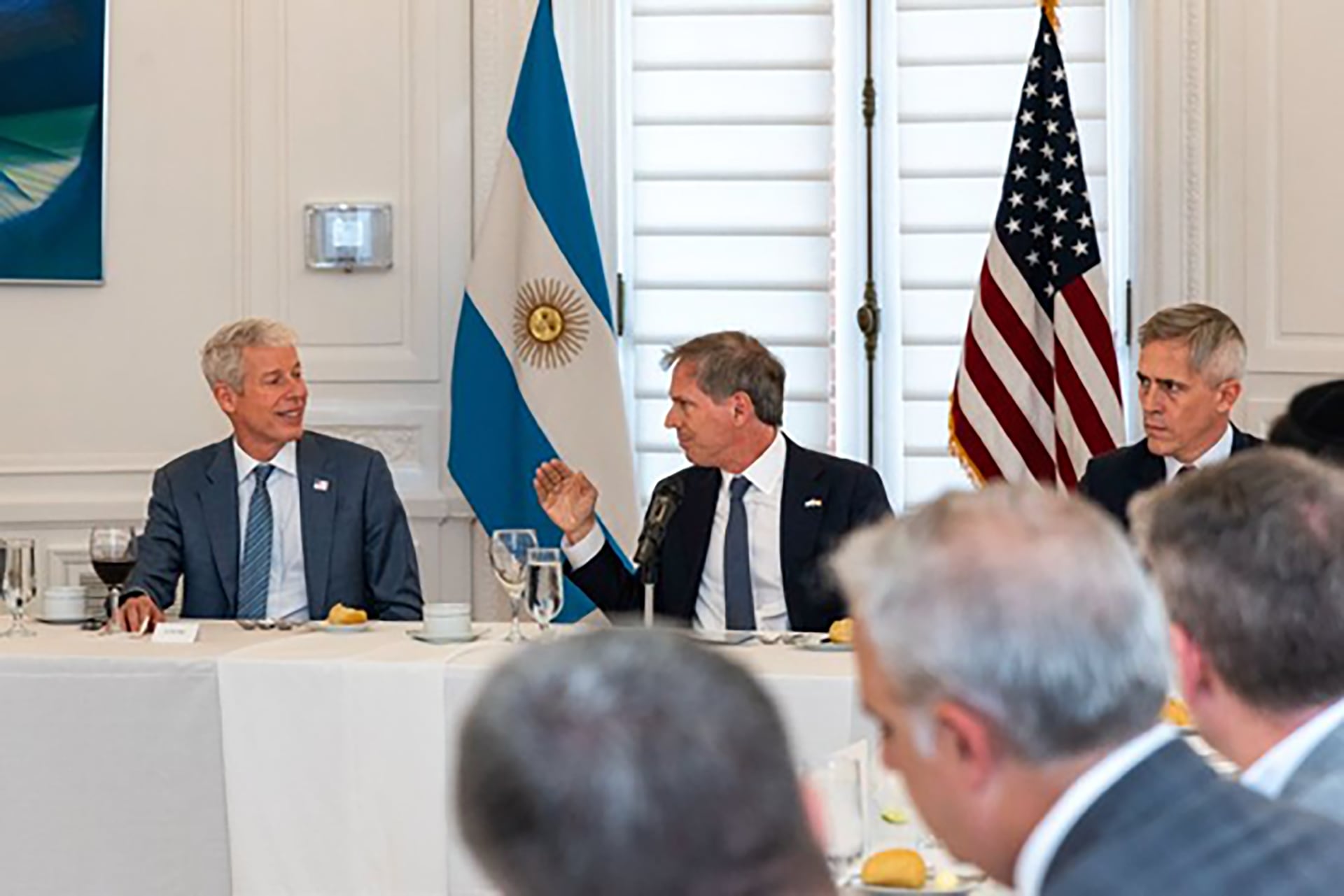 Alejandro Oxenford y Chris Wright durante la reunión que mantuvieron en la embajada de Argentina en Estados Unidos, (Washington)
