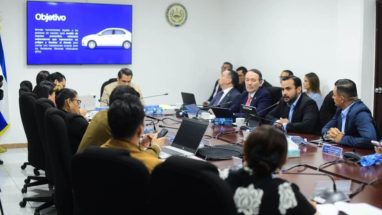 La nueva figura penal alcanzaría a encargados y poseedores de autobuses o camiones de ocho toneladas o más, quienes responderían solidariamente por los perjuicios determinados judicialmente cuando entreguen las unidades sin habilitación requerida (Foto cortesía VMT)