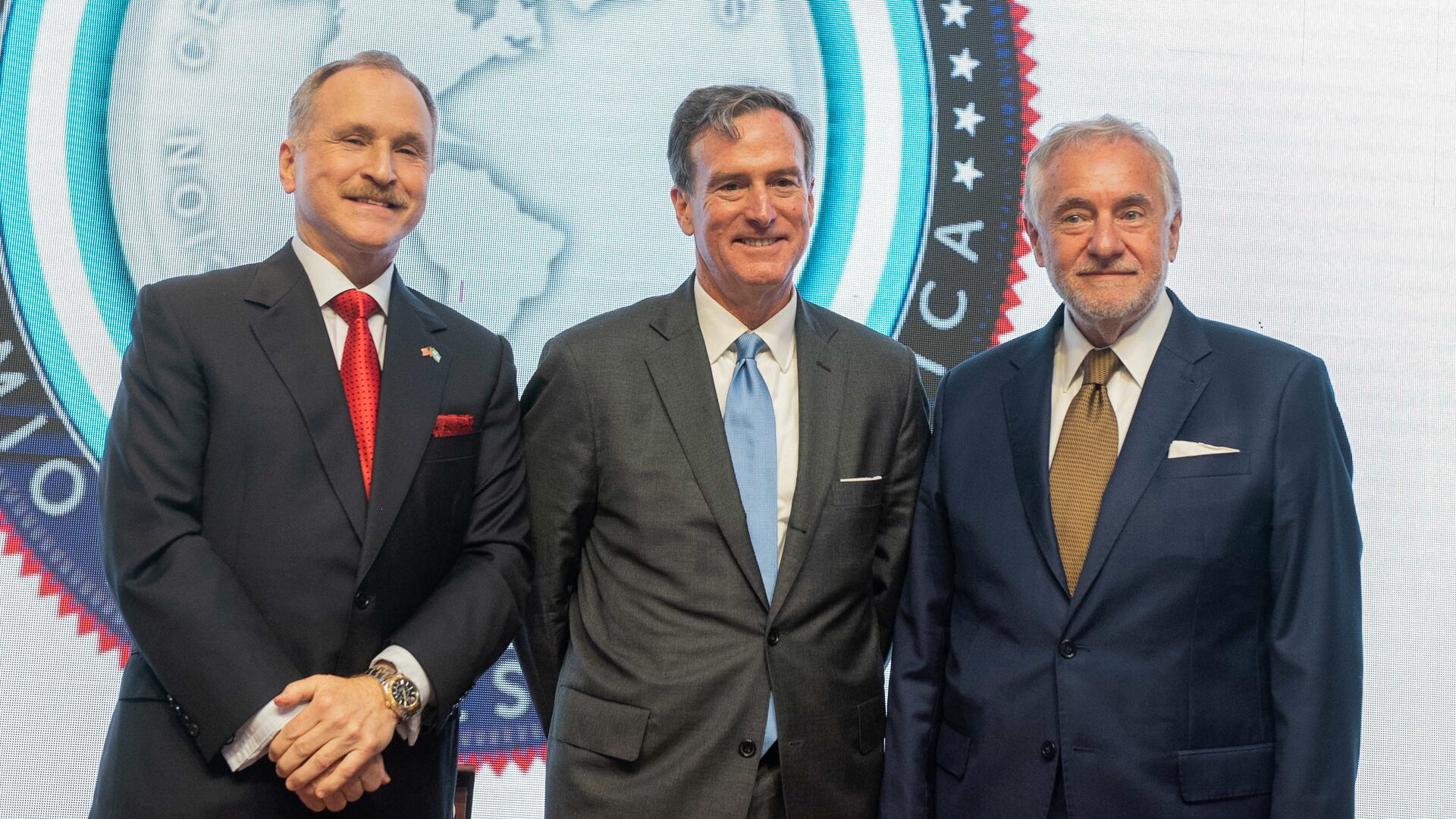 El embajador Peter Lamelas, el funcionario del Departamento de Estado, Bruce Friedman, y e presidente del CEA, Luis Savino