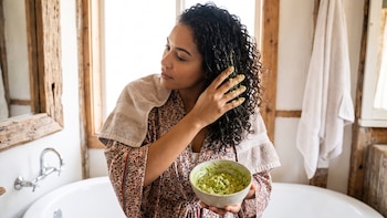 Mascarilla de aguacate y avena para restaurar el brillo en el cabello seco