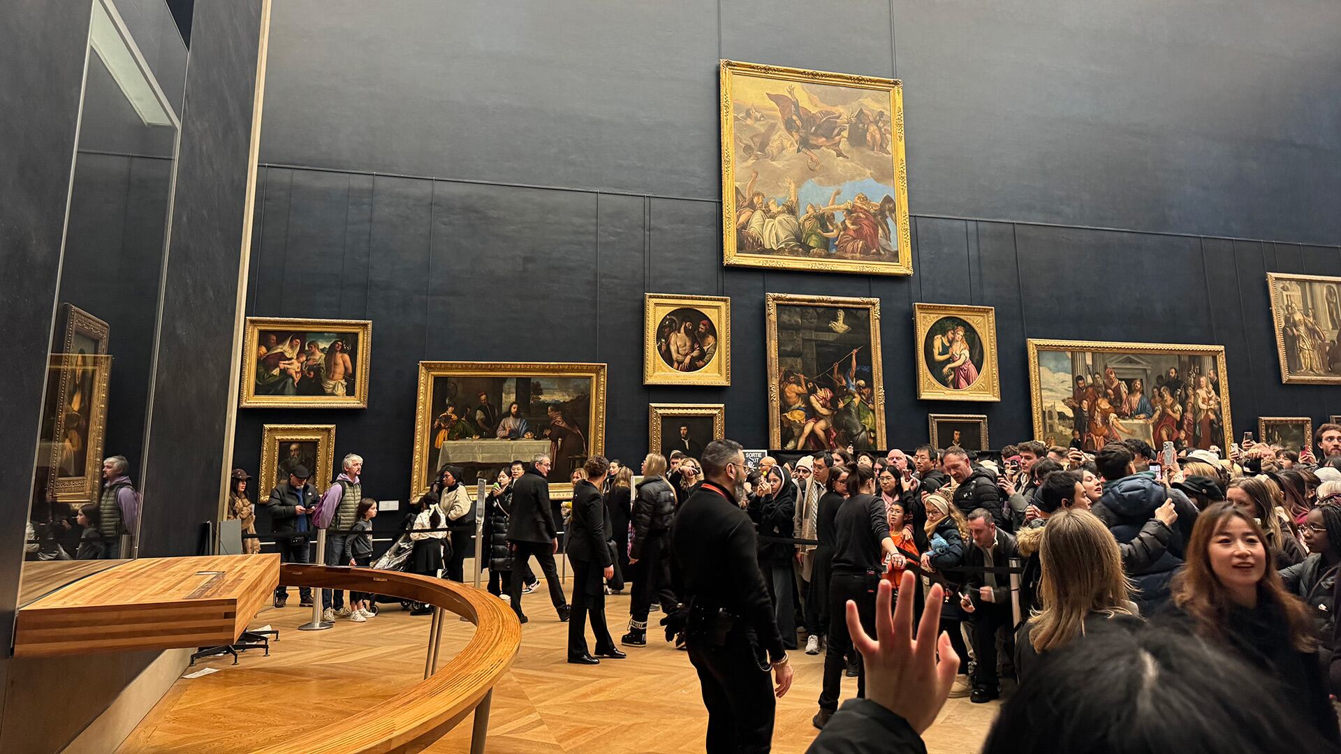Salones abarrotados y el uso de audioguías dificultan el acceso a obras icónicas como