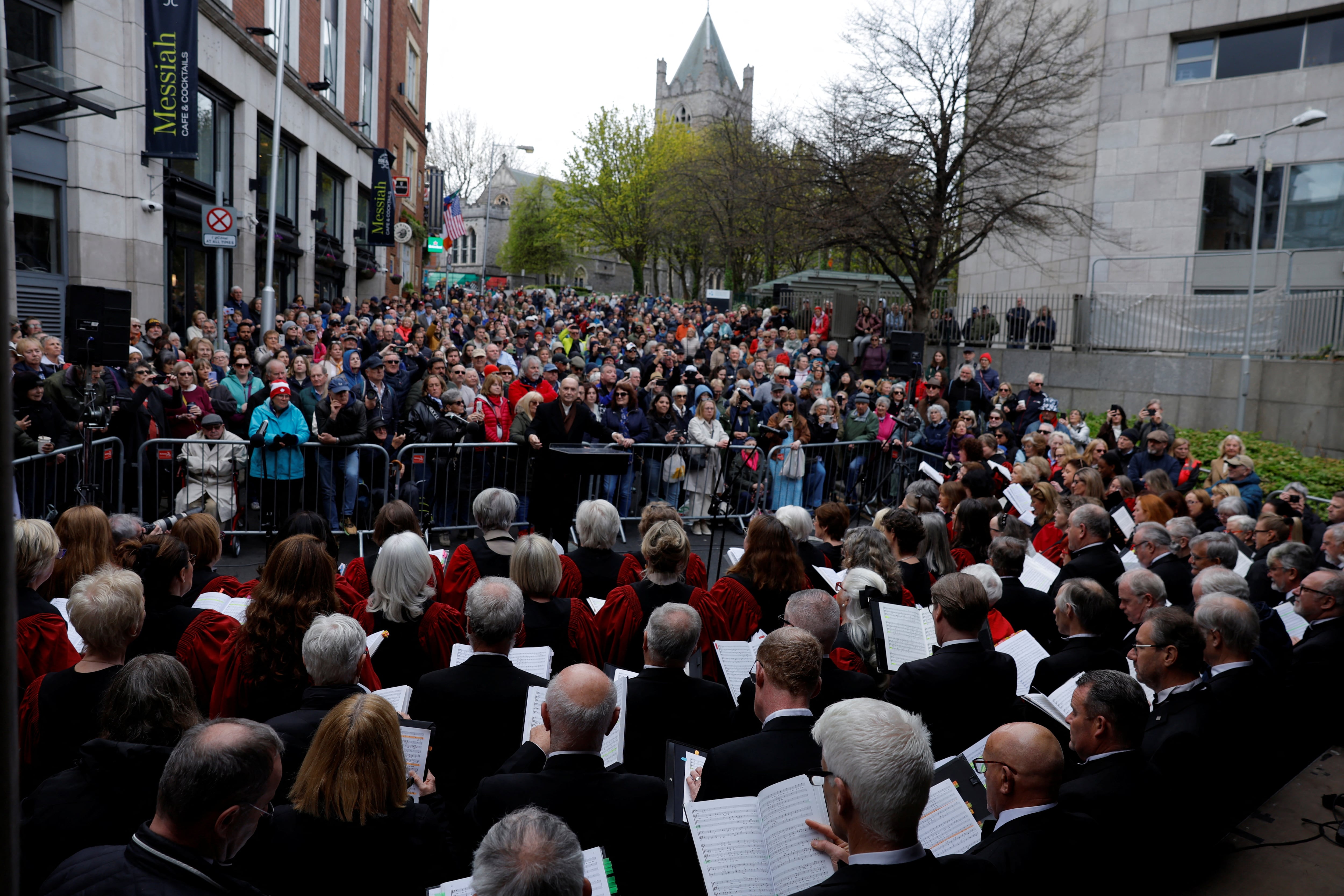 La tradición de los villancicos surgió en la iglesia, donde los himnos navideños se interpretaban exclusivamente en contextos religiosos y en latín (REUTERS/Clodagh Kilcoyne)