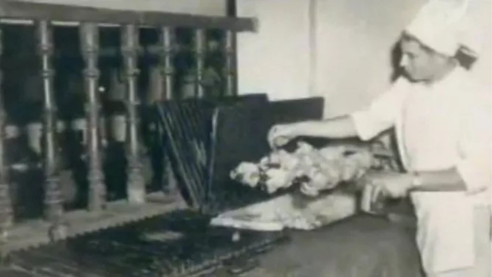Un cocinero manipula pollos en el horno rotatorio, conocido como rotombo, que Franz Ulrich diseñó en Lima en la década de 1950 para La Granja Azul. (mipolloalabrasa)