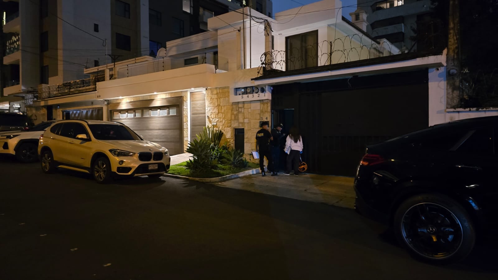 La pareja de la víctima reveló que el exfuncionario recibía tratamiento psicológico y tenía un antecedente reciente de intento de suicidio. (Cortesía para Infobae América)