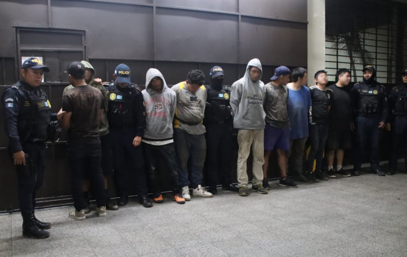 Dos de los adultos detenidos por la Policía Nacional Civil registran antecedentes por robo agravado y delitos de drogas. (PNC de Guatemala)