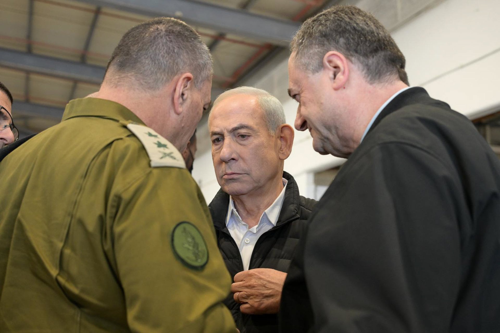 El primer ministro de Israel, Benjamin Netanyahu, visita la base aérea de Palmachim junto al ministro de Defensa Israel Katz y al jefe del Estado Mayor Eyal Zamir