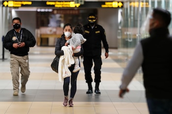 Pasajeros caminan por el aeropuerto
