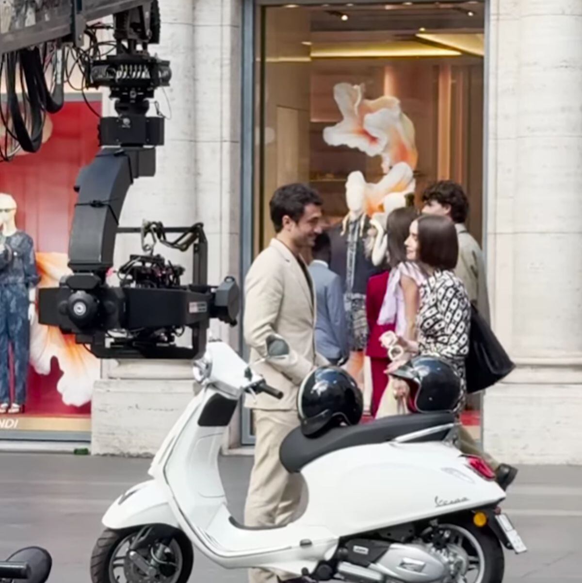 Emily Cooper vive un nuevo romance en Roma junto a Marcello, interpretado por Eugenio Franceschini (Netflix)