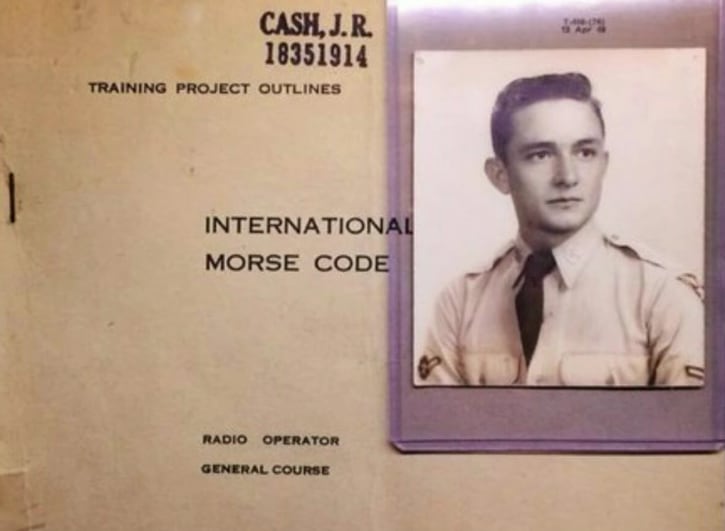 Johnny Cash cumplía el servicio militar en Alemania cuando escuchó transmisiones sobre la muerte de Stalin antes de alcanzar la fama en la música country (Infobae en Vivo)
