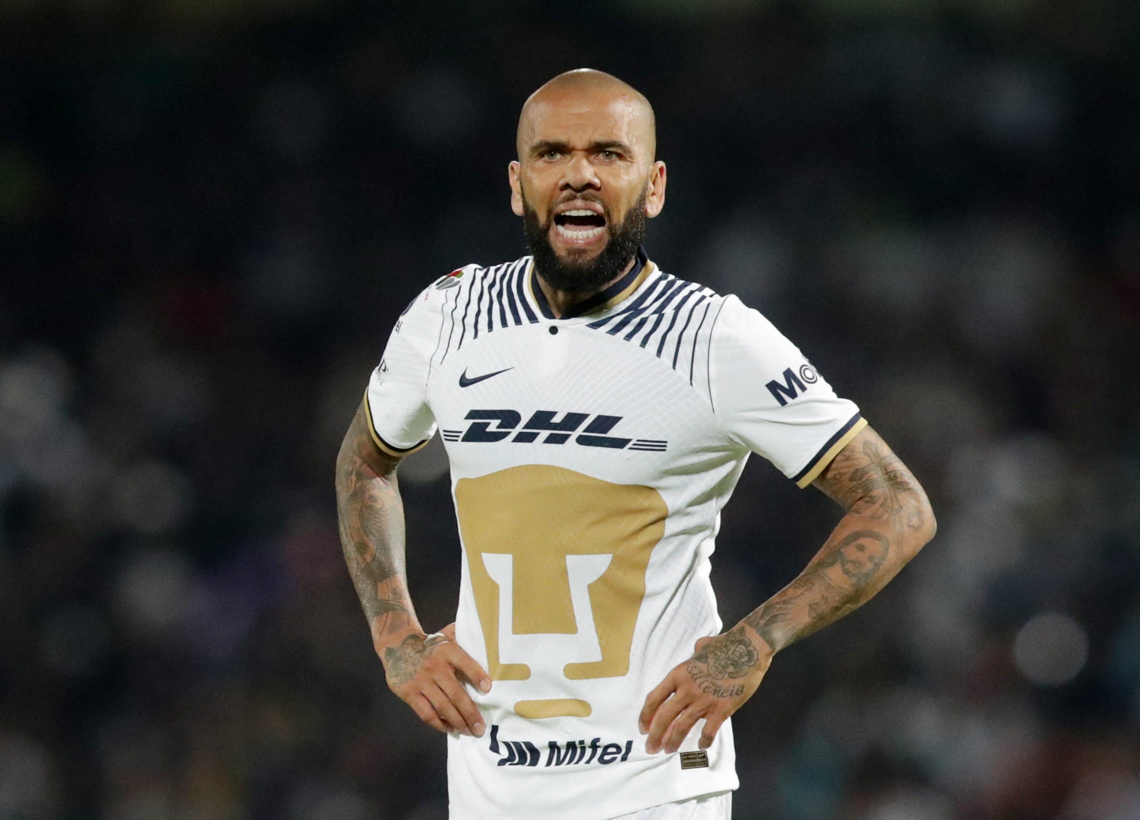 El litigio entre Dani Alves y Pumas habría concluido con un fallo internacional que obliga al futbolista a pagar una de las indemnizaciones más altas en la Liga MX. REUTERS/Henry Romero