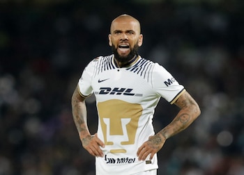 El litigio entre Dani Alves y Pumas habría concluido con un fallo internacional que obliga al futbolista a pagar una de las indemnizaciones más altas en la Liga MX. REUTERS/Henry Romero