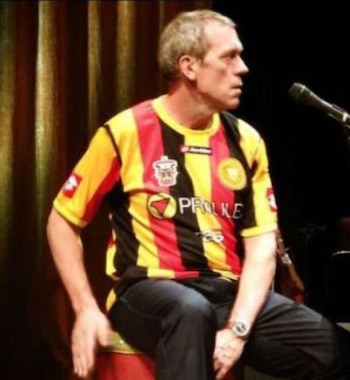 Hugh Laurie, quien tambiés es un prolífico cantante, se le vio con la playera de Leones Negros de Guadalajara Foto: Redes sociales