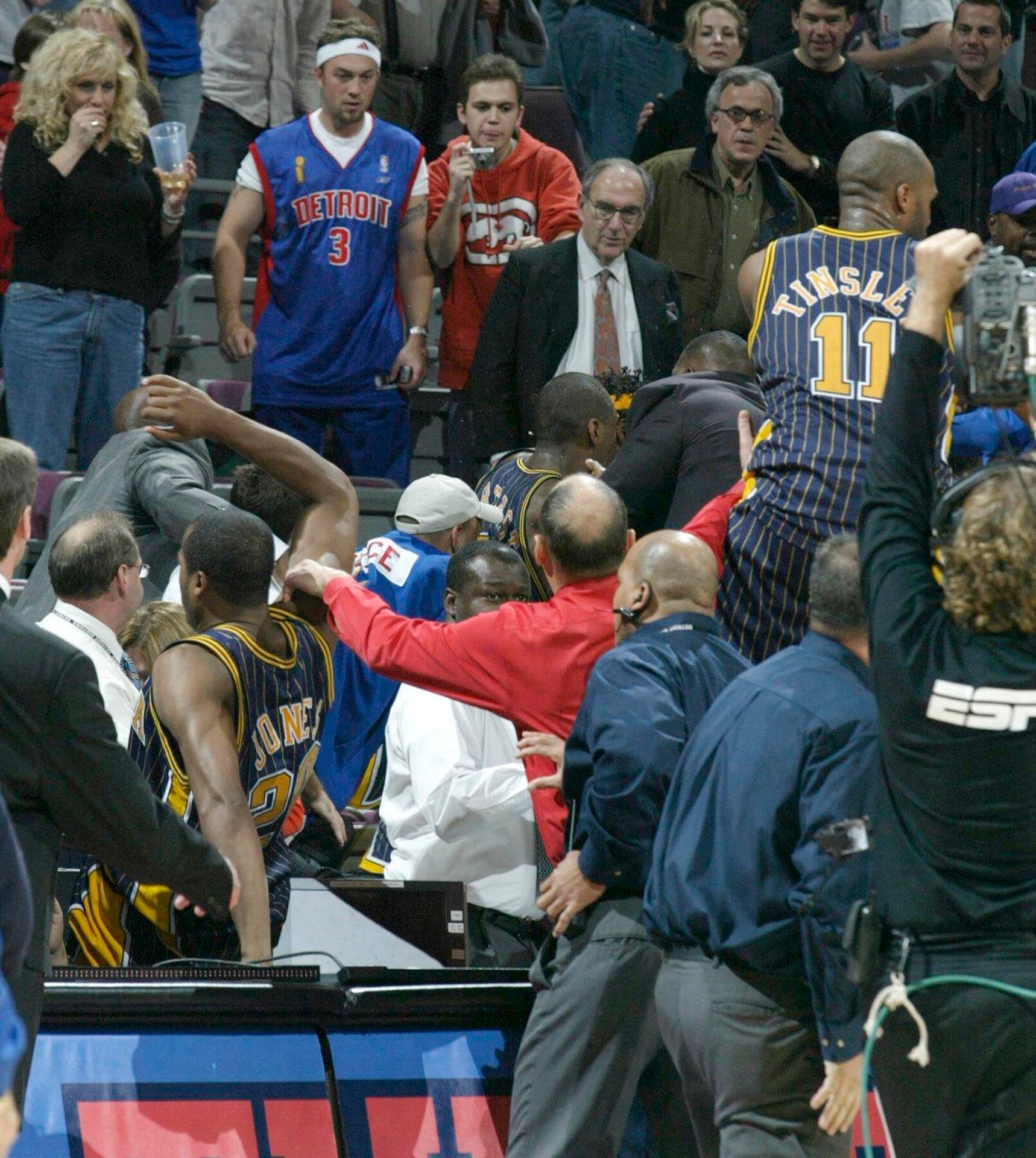 El fanático John Green arrojó un vaso con cerveza a Ron Artest y ese hecho desató la invasión a la tribuna y la pelea campal en la NBA (Grosby)